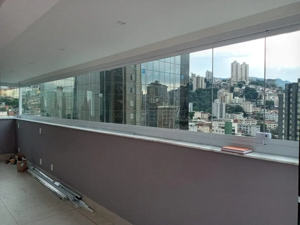 Pele de vidro em varanda de edifício com vista para a cidade