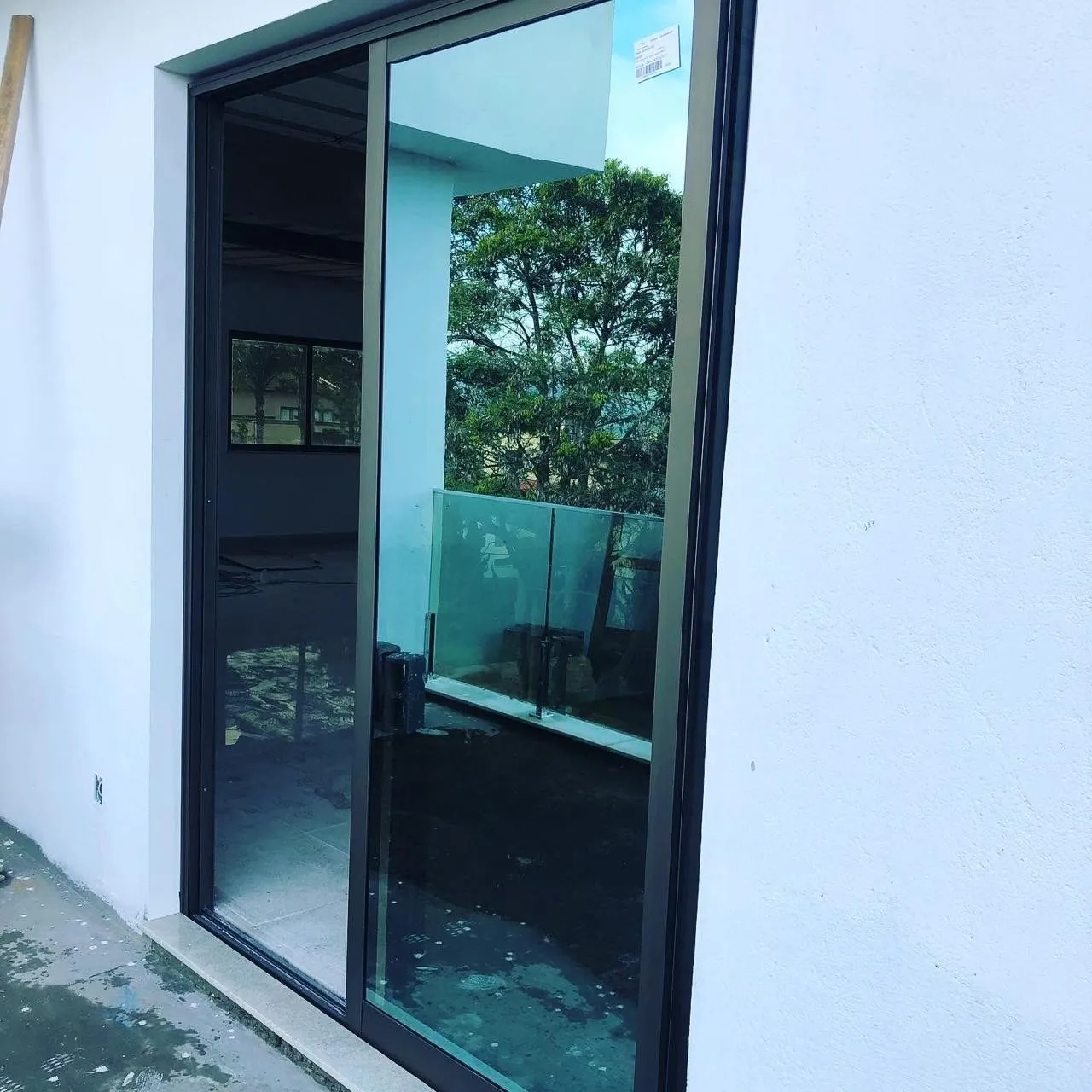 Fachada em pele de vidro executada pela Alumarc